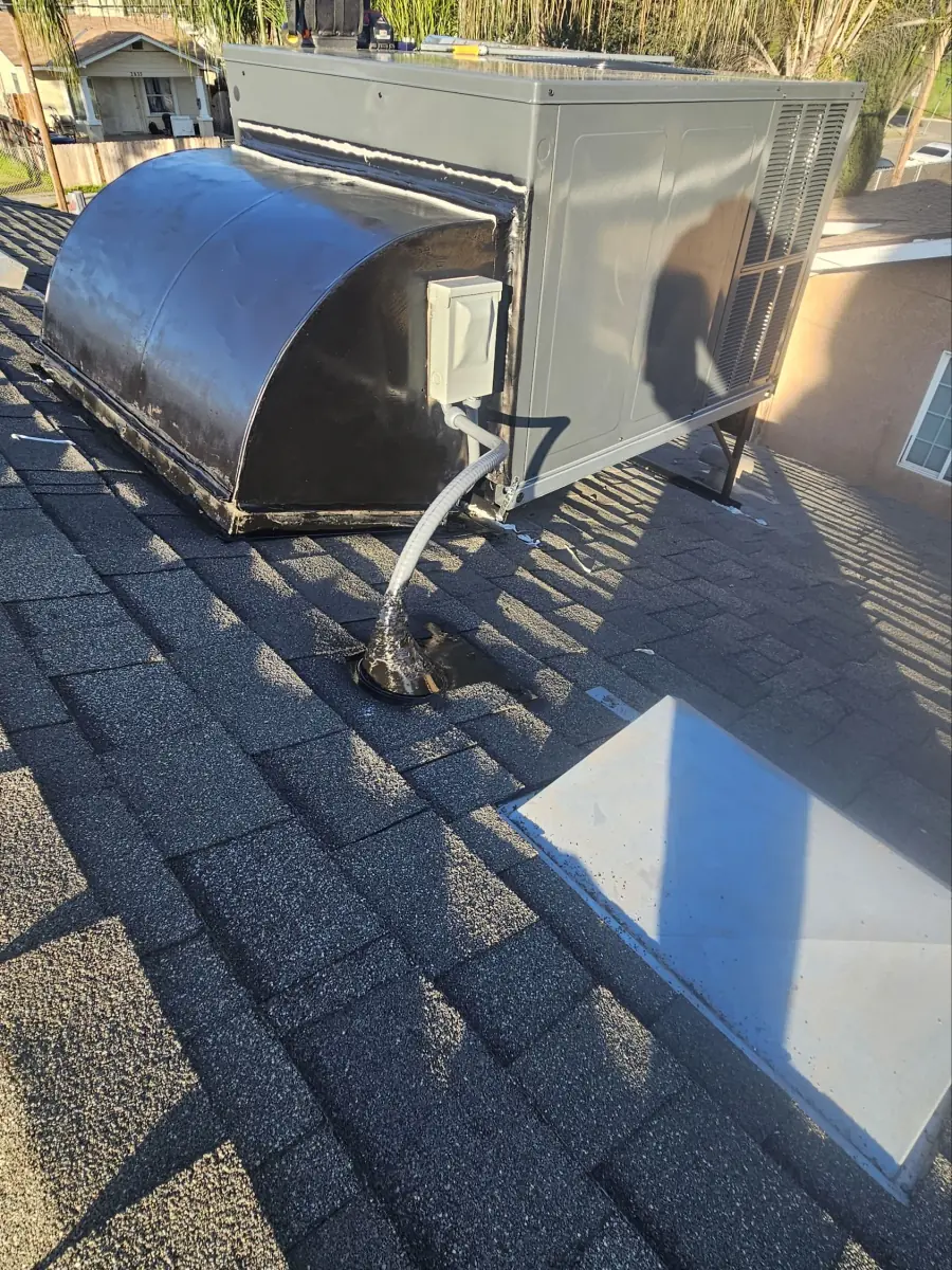 Electrical disconnect and conduit beside the rooftop unit
