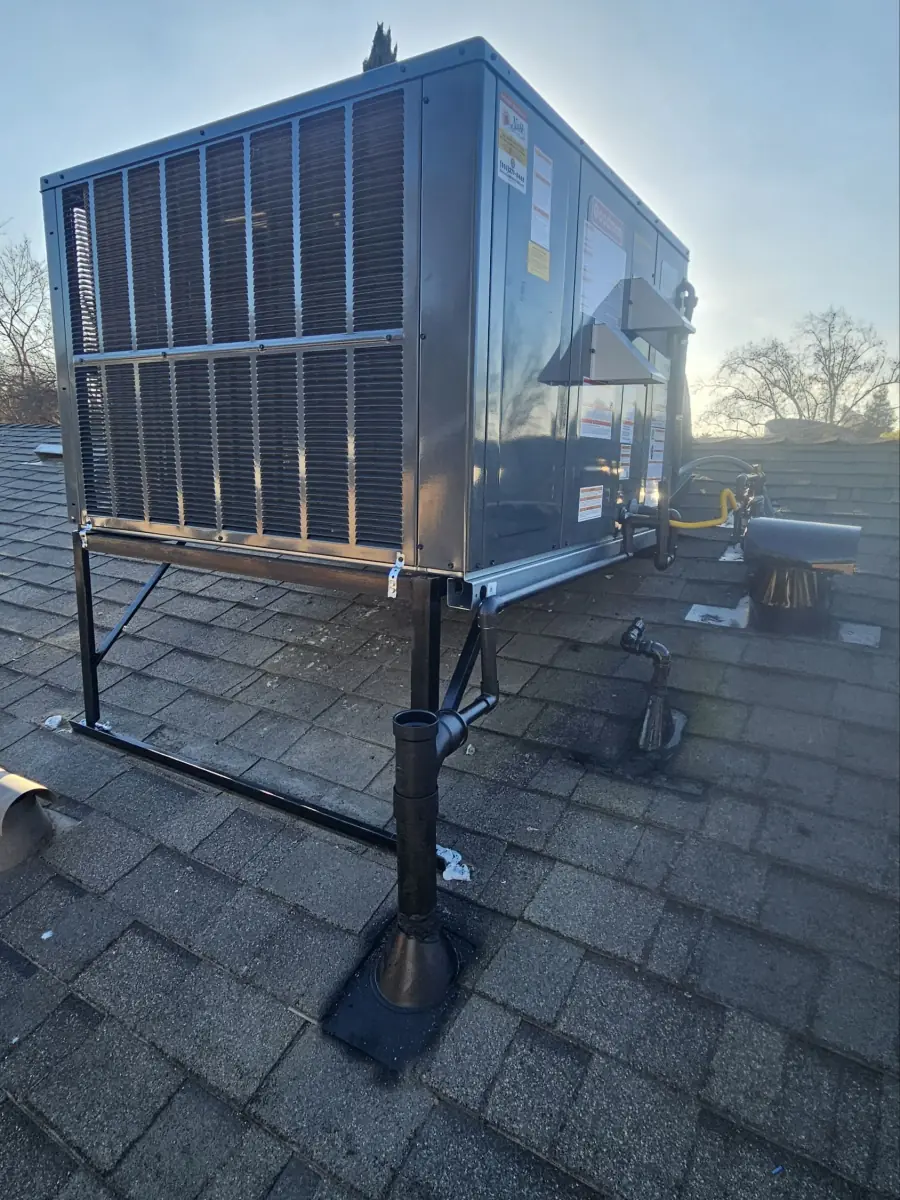 Replacement rooftop package unit with connected ductwork